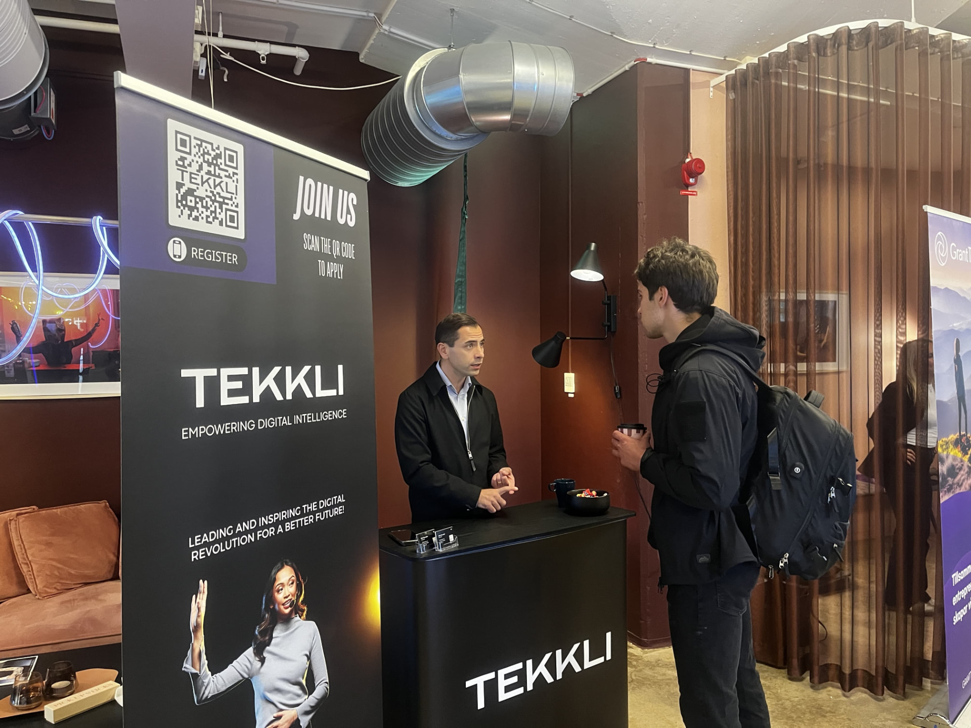 Ett samtal vid Tekklis monter